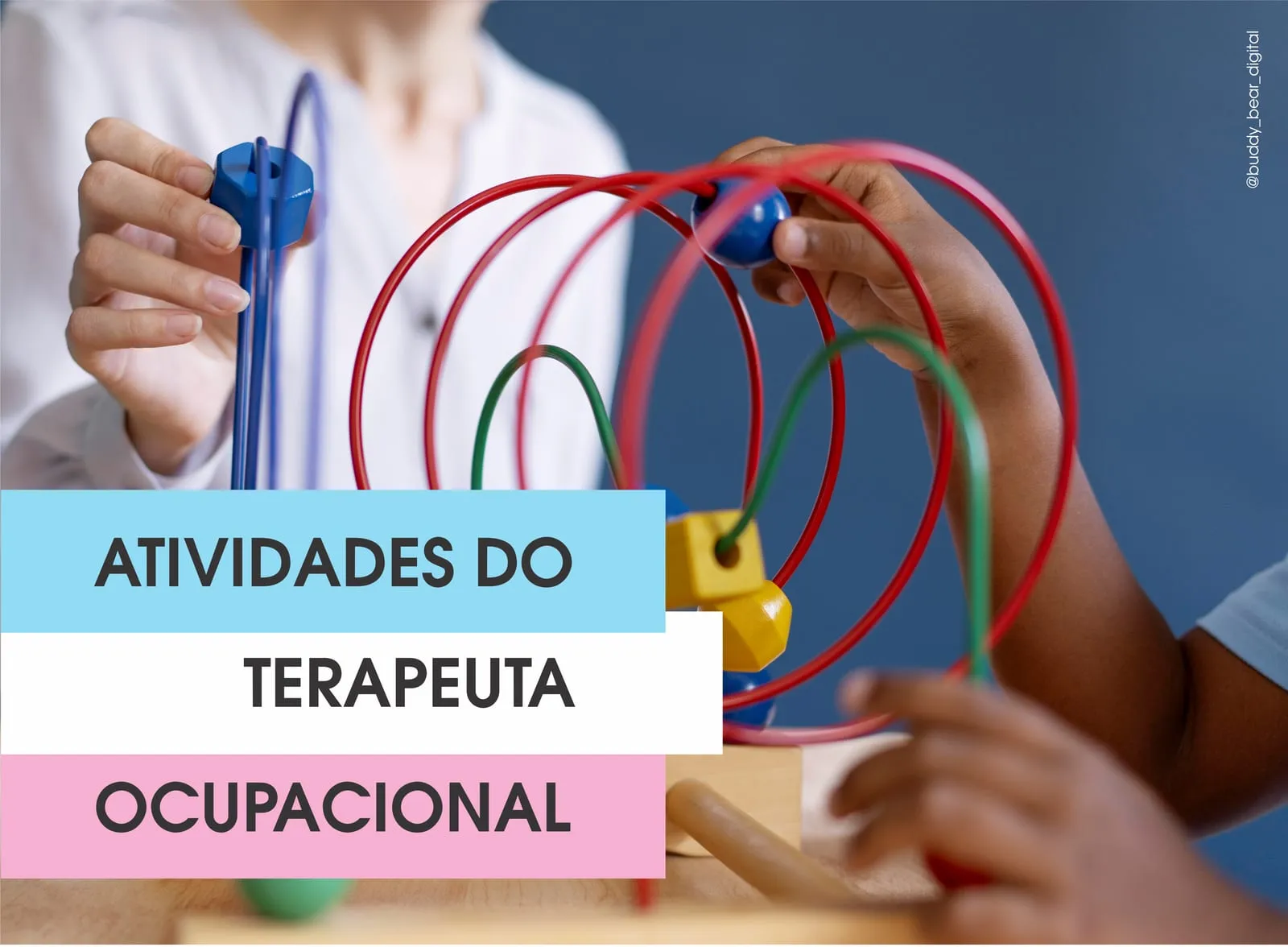 Mãos de uma criança manipulando um brinquedo de encaixe colorido