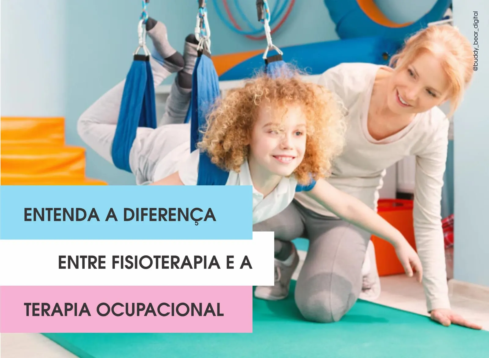 Terapeuta brincando com uma criança em uma mesa de atividades