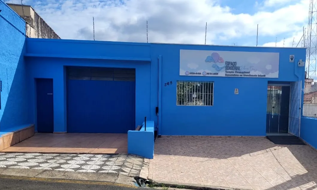 Fachada azul da clínica Espaço Sensorial, na Rua Voluntários de Sorocaba